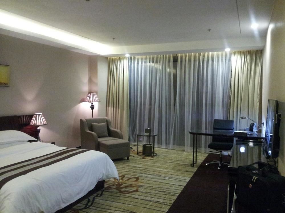 Liang Fan Holiday Inn Guangzhou Exterior photo
